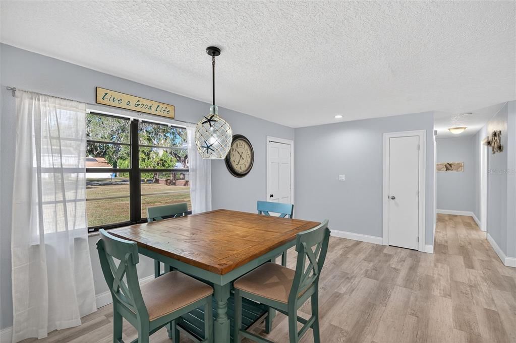 Под контрактом: $549,900 (3 спален, 2 ванн, 1924 Квадратных фут)