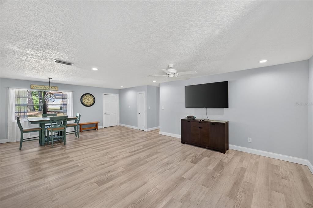 Под контрактом: $549,900 (3 спален, 2 ванн, 1924 Квадратных фут)