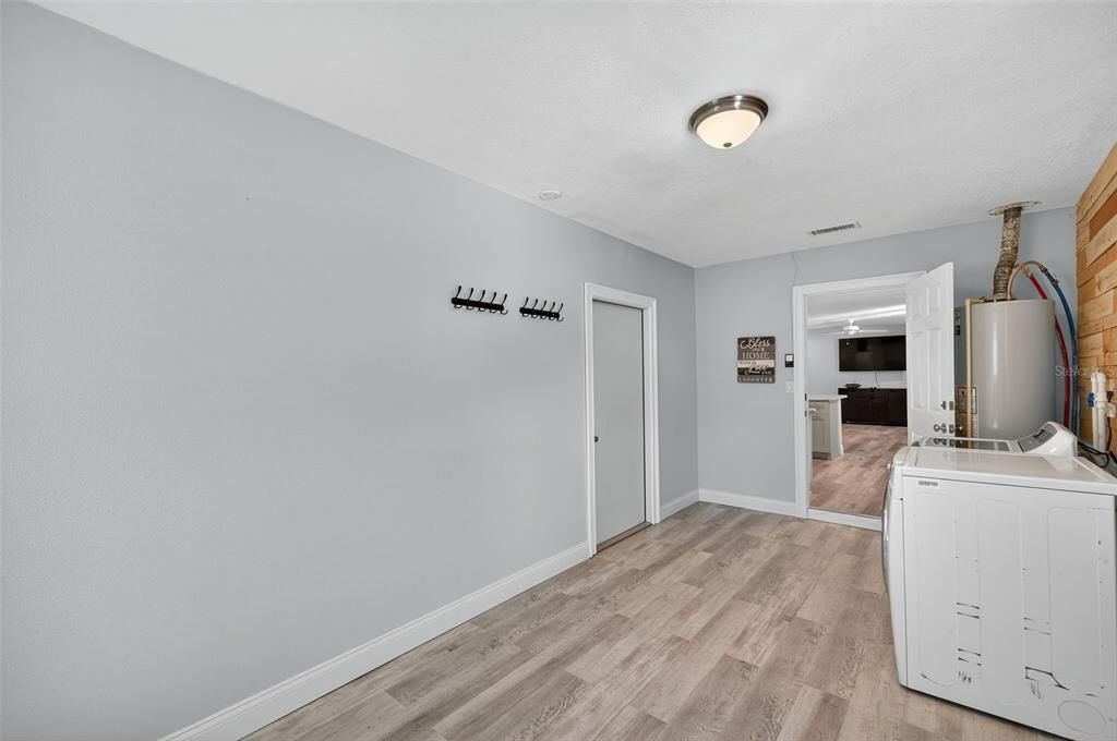 Под контрактом: $549,900 (3 спален, 2 ванн, 1924 Квадратных фут)