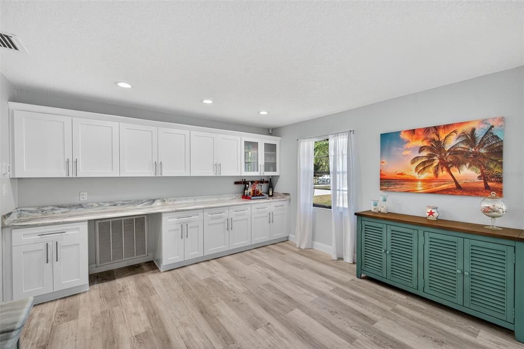 Под контрактом: $549,900 (3 спален, 2 ванн, 1924 Квадратных фут)