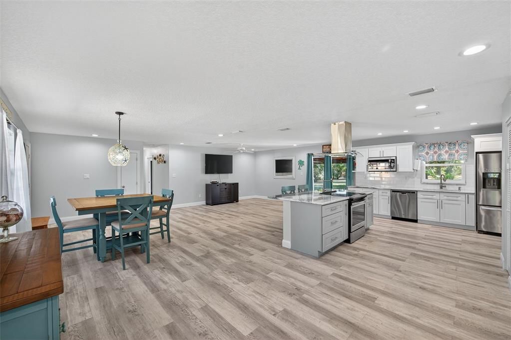 Под контрактом: $549,900 (3 спален, 2 ванн, 1924 Квадратных фут)