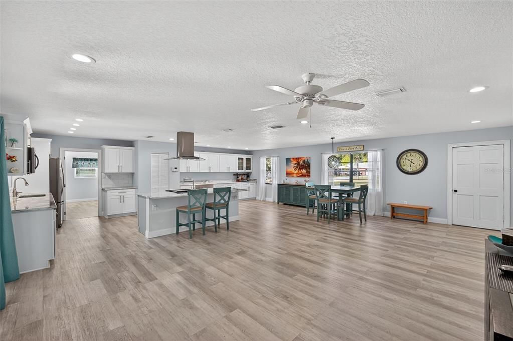 Под контрактом: $549,900 (3 спален, 2 ванн, 1924 Квадратных фут)