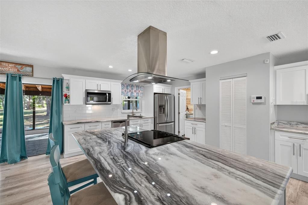 Под контрактом: $549,900 (3 спален, 2 ванн, 1924 Квадратных фут)