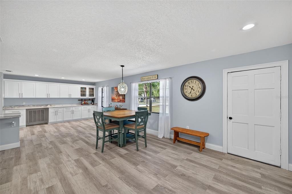 Под контрактом: $549,900 (3 спален, 2 ванн, 1924 Квадратных фут)