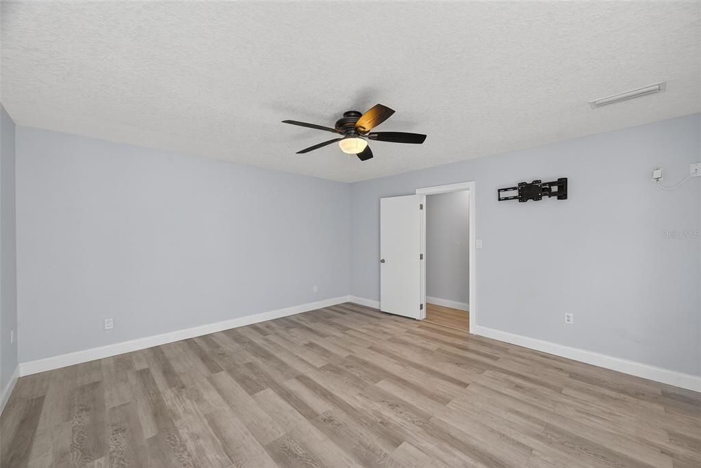 Под контрактом: $549,900 (3 спален, 2 ванн, 1924 Квадратных фут)