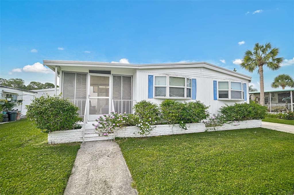 For Sale: $100,000 (2 beds, 2 baths, 960 Square Feet)