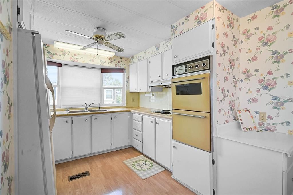 For Sale: $100,000 (2 beds, 2 baths, 960 Square Feet)