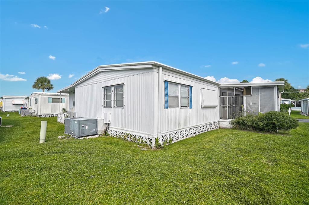 For Sale: $100,000 (2 beds, 2 baths, 960 Square Feet)