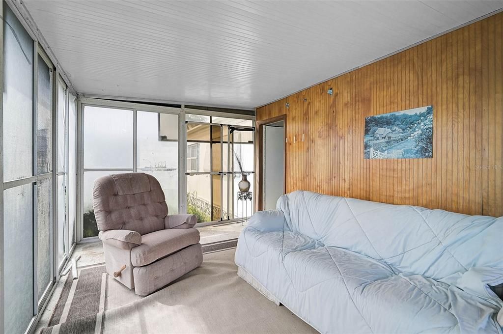 For Sale: $100,000 (2 beds, 2 baths, 960 Square Feet)