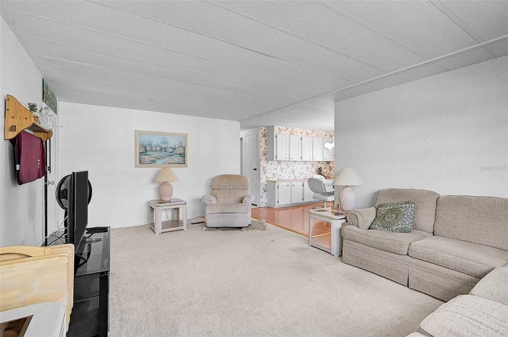 For Sale: $100,000 (2 beds, 2 baths, 960 Square Feet)