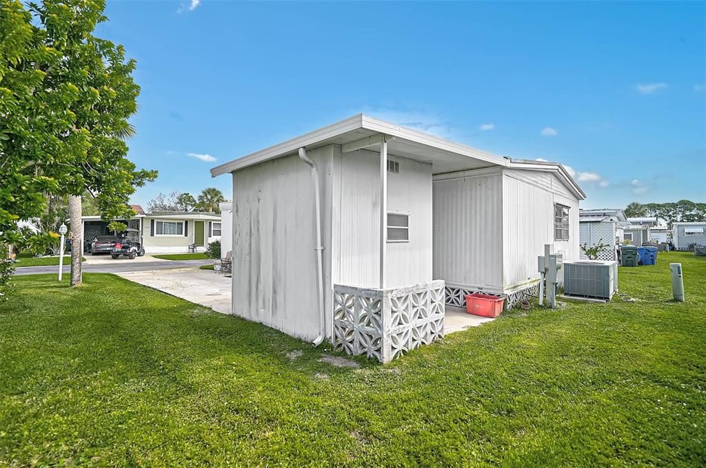 For Sale: $100,000 (2 beds, 2 baths, 960 Square Feet)