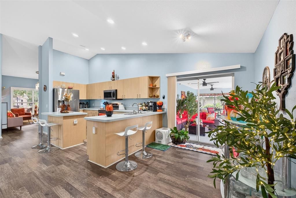 合同活跃: $399,000 (4 贝兹, 2 浴室, 2193 平方英尺)