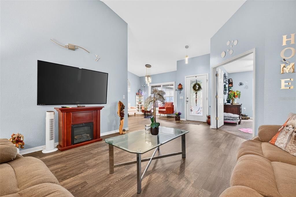 合同活跃: $399,000 (4 贝兹, 2 浴室, 2193 平方英尺)