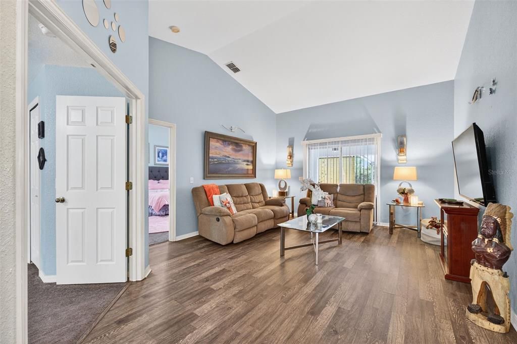 合同活跃: $399,000 (4 贝兹, 2 浴室, 2193 平方英尺)