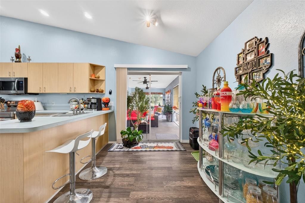 合同活跃: $399,000 (4 贝兹, 2 浴室, 2193 平方英尺)