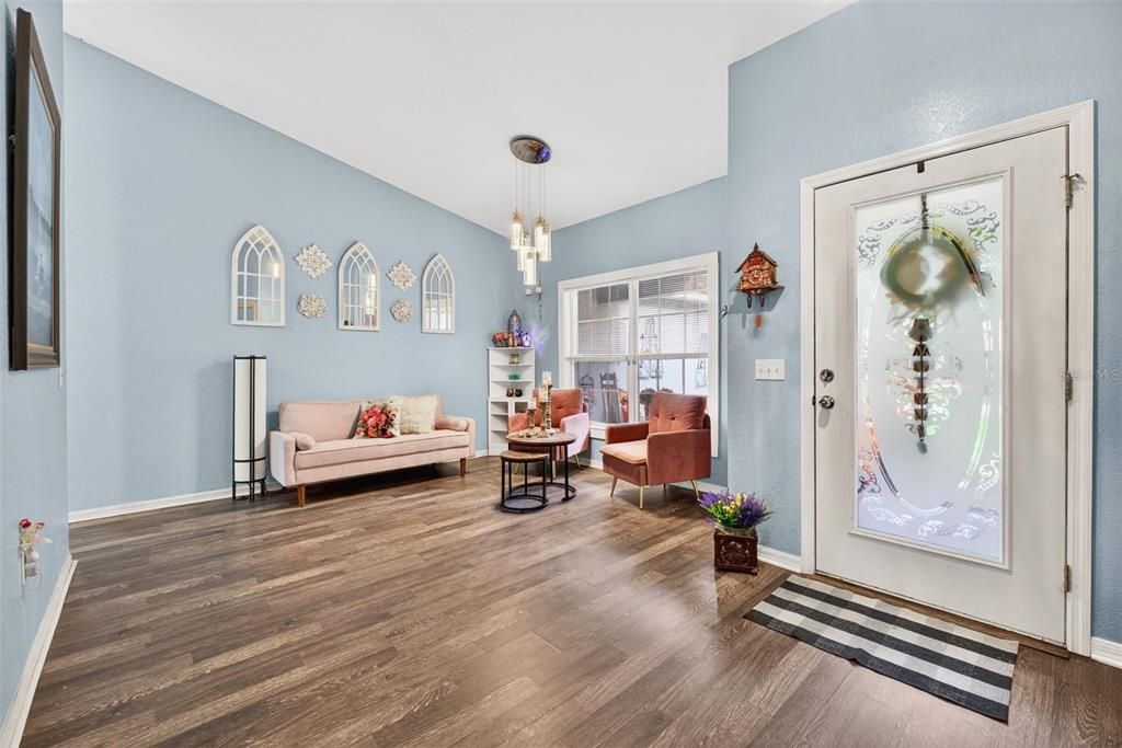 合同活跃: $399,000 (4 贝兹, 2 浴室, 2193 平方英尺)