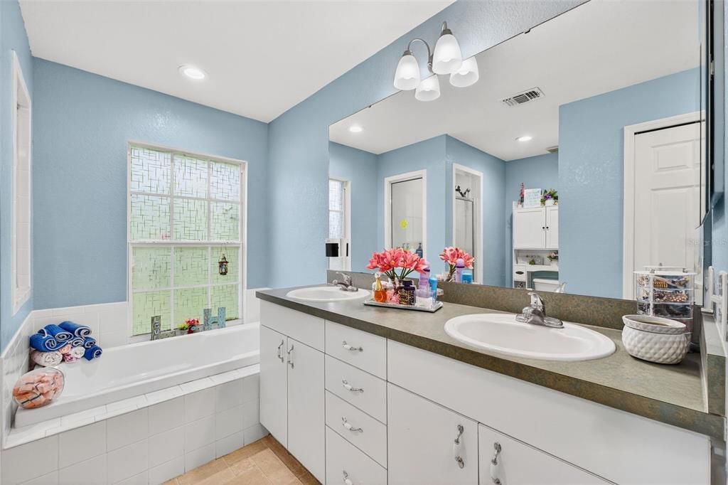 合同活跃: $399,000 (4 贝兹, 2 浴室, 2193 平方英尺)