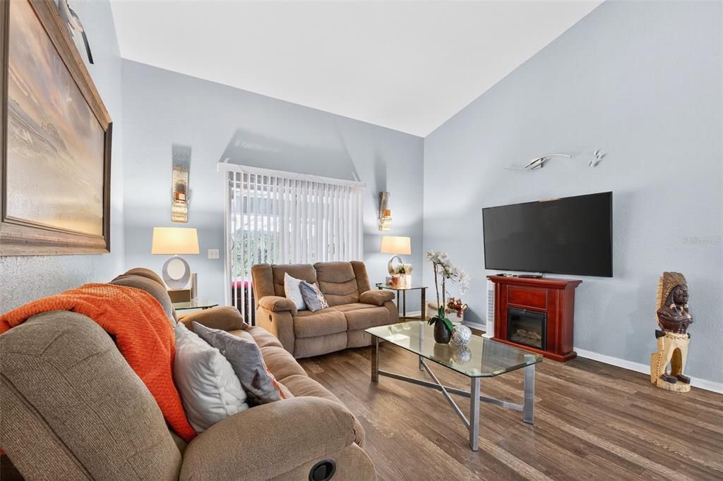 合同活跃: $399,000 (4 贝兹, 2 浴室, 2193 平方英尺)