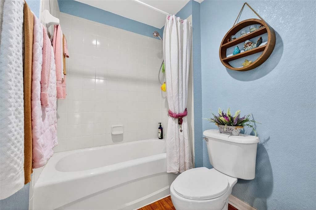 合同活跃: $399,000 (4 贝兹, 2 浴室, 2193 平方英尺)