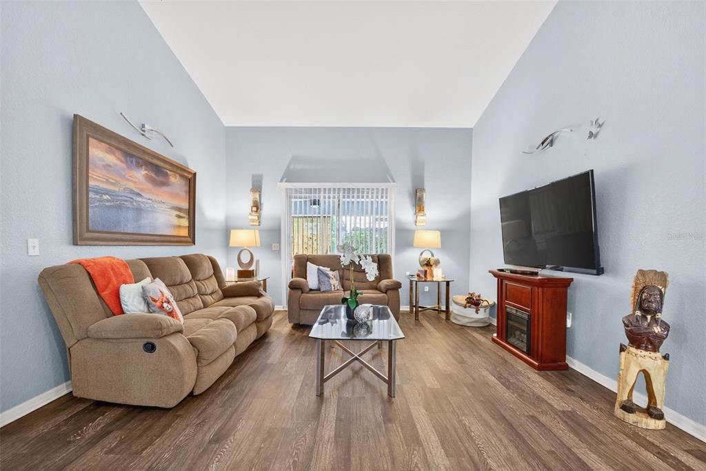 合同活跃: $399,000 (4 贝兹, 2 浴室, 2193 平方英尺)