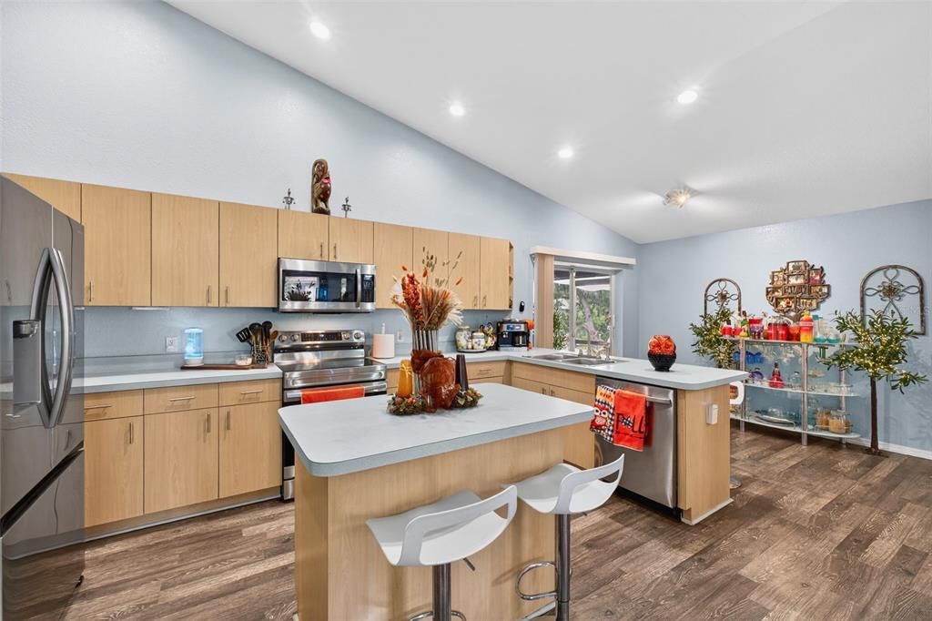 合同活跃: $399,000 (4 贝兹, 2 浴室, 2193 平方英尺)