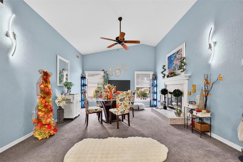 合同活跃: $399,000 (4 贝兹, 2 浴室, 2193 平方英尺)