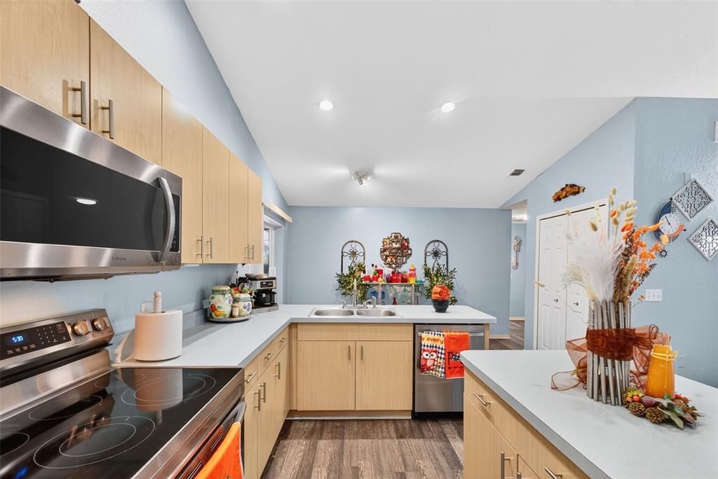 合同活跃: $399,000 (4 贝兹, 2 浴室, 2193 平方英尺)