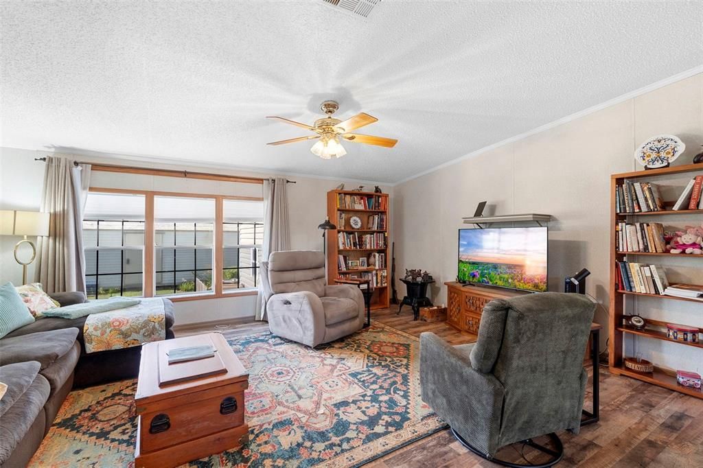 Activo con contrato: $269,900 (3 camas, 2 baños, 2015 Pies cuadrados)