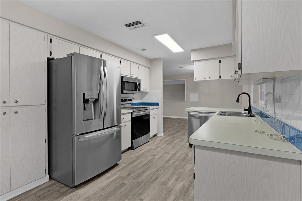 For Sale: $254,900 (2 beds, 2 baths, 1604 Square Feet)