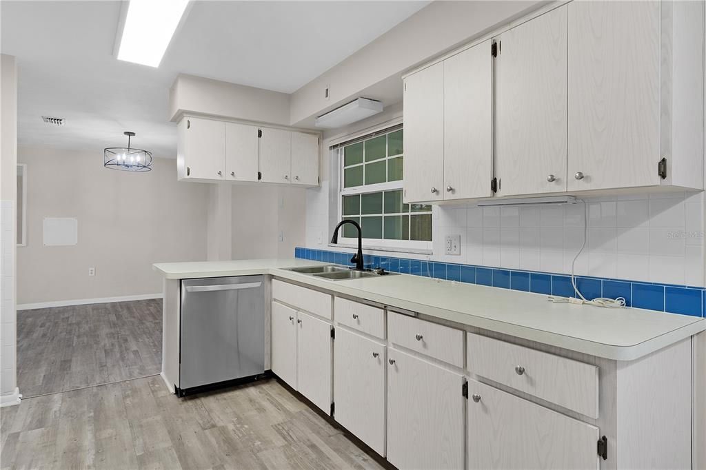 For Sale: $254,900 (2 beds, 2 baths, 1604 Square Feet)