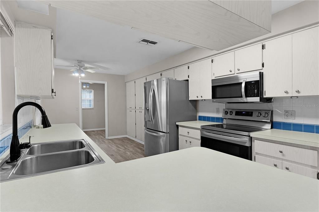 For Sale: $254,900 (2 beds, 2 baths, 1604 Square Feet)