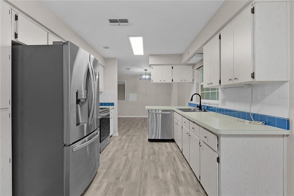 For Sale: $254,900 (2 beds, 2 baths, 1604 Square Feet)