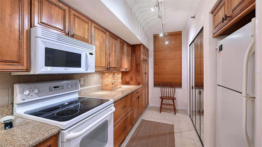 For Sale: $650,000 (2 beds, 2 baths, 1192 Square Feet)