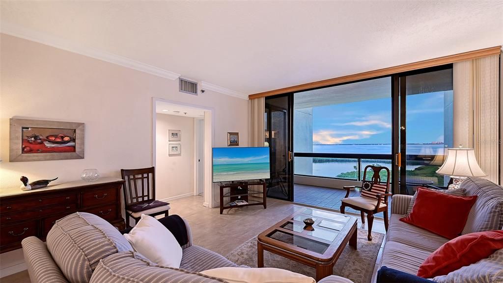 For Sale: $650,000 (2 beds, 2 baths, 1192 Square Feet)