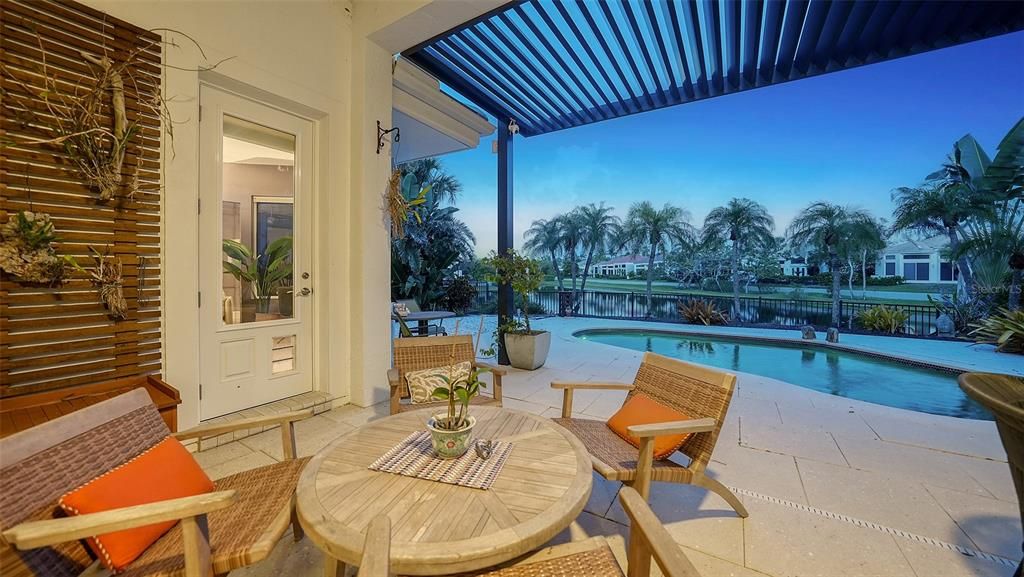 Под контрактом: $1,900,000 (3 спален, 2 ванн, 2232 Квадратных фут)