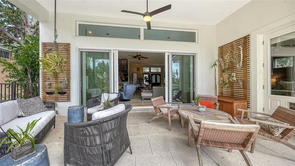 Под контрактом: $1,900,000 (3 спален, 2 ванн, 2232 Квадратных фут)