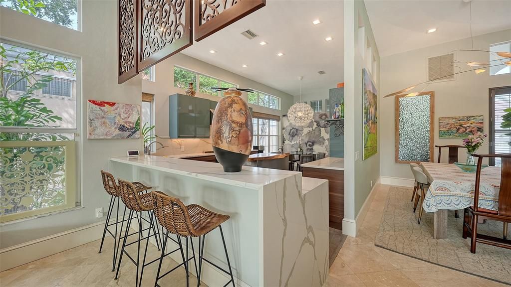 Под контрактом: $1,900,000 (3 спален, 2 ванн, 2232 Квадратных фут)