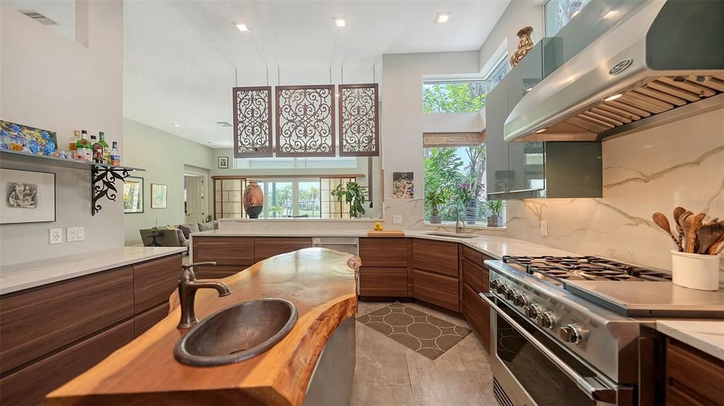 Под контрактом: $1,900,000 (3 спален, 2 ванн, 2232 Квадратных фут)