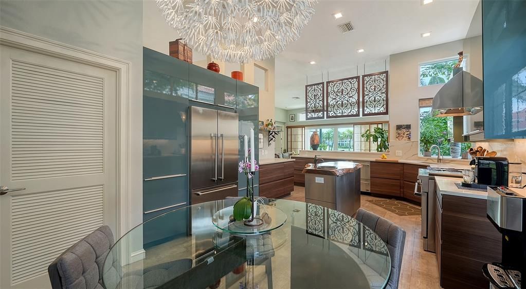 Под контрактом: $1,900,000 (3 спален, 2 ванн, 2232 Квадратных фут)