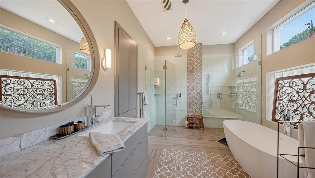 Под контрактом: $1,900,000 (3 спален, 2 ванн, 2232 Квадратных фут)