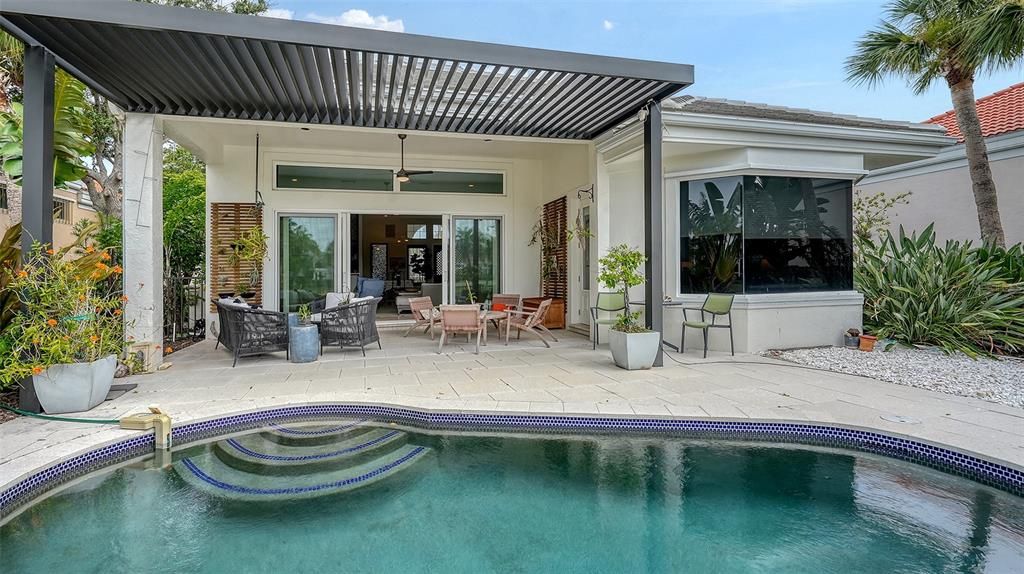 Под контрактом: $1,900,000 (3 спален, 2 ванн, 2232 Квадратных фут)