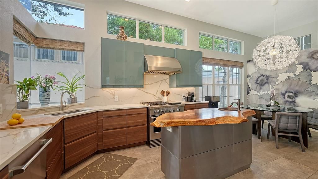 Под контрактом: $1,900,000 (3 спален, 2 ванн, 2232 Квадратных фут)