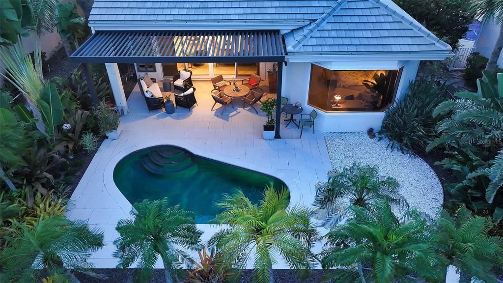 Под контрактом: $1,900,000 (3 спален, 2 ванн, 2232 Квадратных фут)