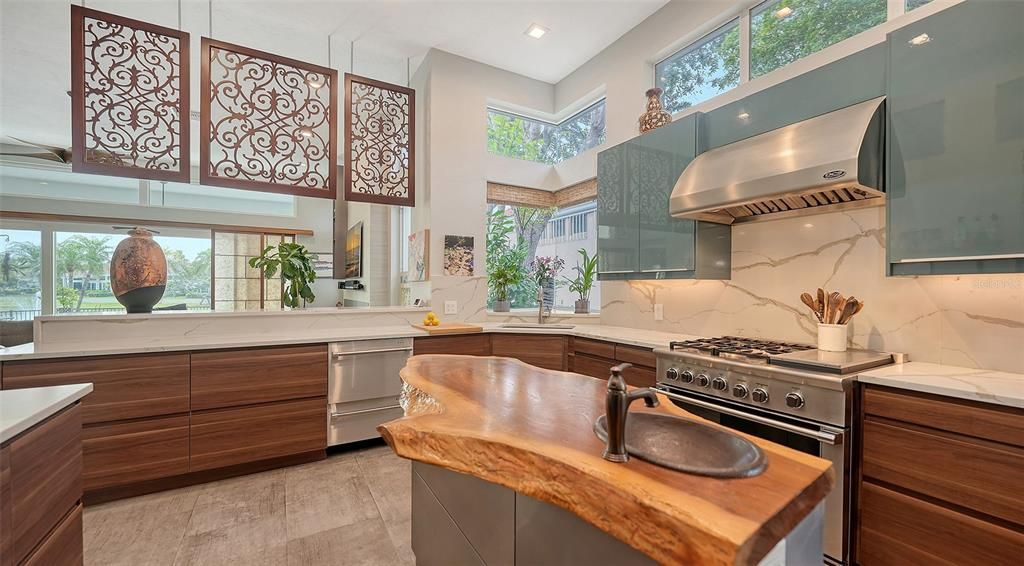 Под контрактом: $1,900,000 (3 спален, 2 ванн, 2232 Квадратных фут)