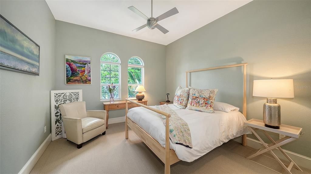 Под контрактом: $1,900,000 (3 спален, 2 ванн, 2232 Квадратных фут)