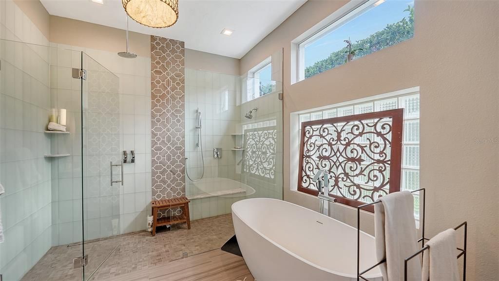 Под контрактом: $1,900,000 (3 спален, 2 ванн, 2232 Квадратных фут)