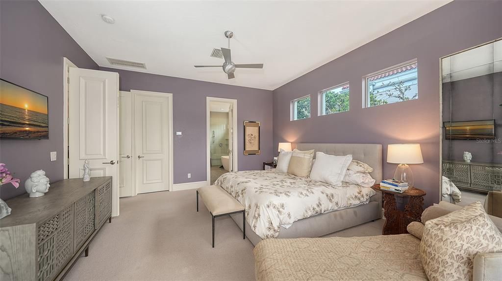 Под контрактом: $1,900,000 (3 спален, 2 ванн, 2232 Квадратных фут)