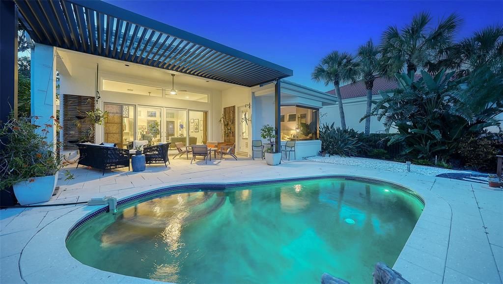 Под контрактом: $1,900,000 (3 спален, 2 ванн, 2232 Квадратных фут)