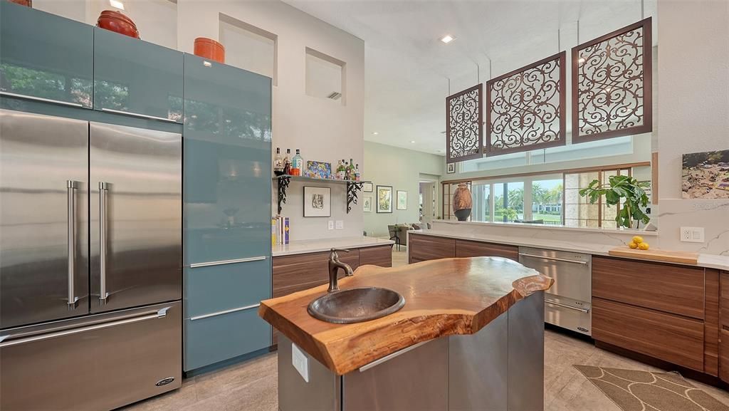 Под контрактом: $1,900,000 (3 спален, 2 ванн, 2232 Квадратных фут)