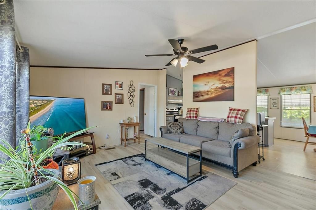 Active With Contract: $170,000 (3 beds, 2 baths, 1269 Square Feet)